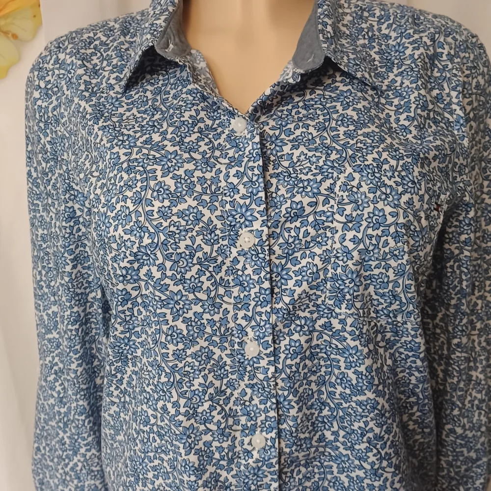 TOMMY HILFIGER SIZE M. Blue Floral wome.'s Shirt - Picture 8 of 12